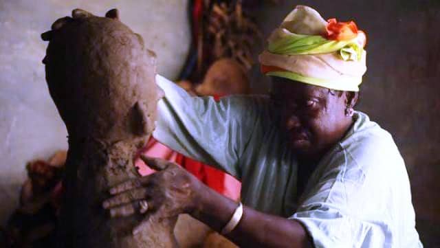 Depuis Bignona jusqu’au Centre Pompidou, la figure emblématique de la sculpture qui vient de poser ses outils à 81 ans