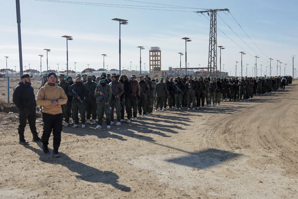 Entre déploiement naval et discussions diplomatiques, la décision radicale prise par Washington concernant les détenus de l’EI en Syrie