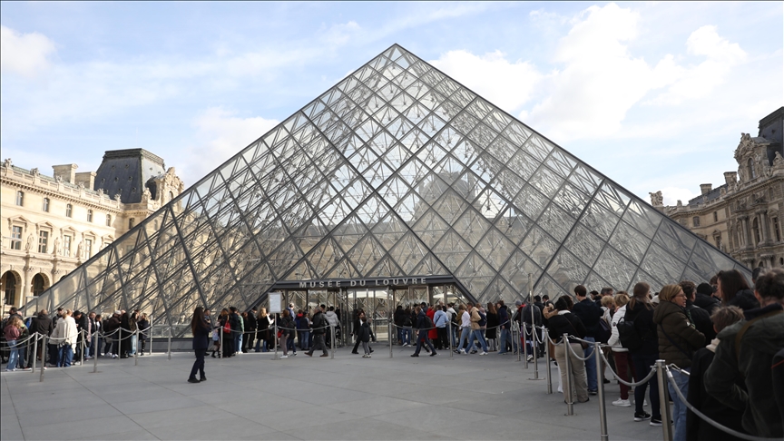 Jugeant les offres du ministère insuffisantes, la réponse immédiate votée par les salariés du Louvre