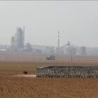 À deux pas du corridor humanitaire, ce que révèlent les images actuelles de l’usine Lafarge