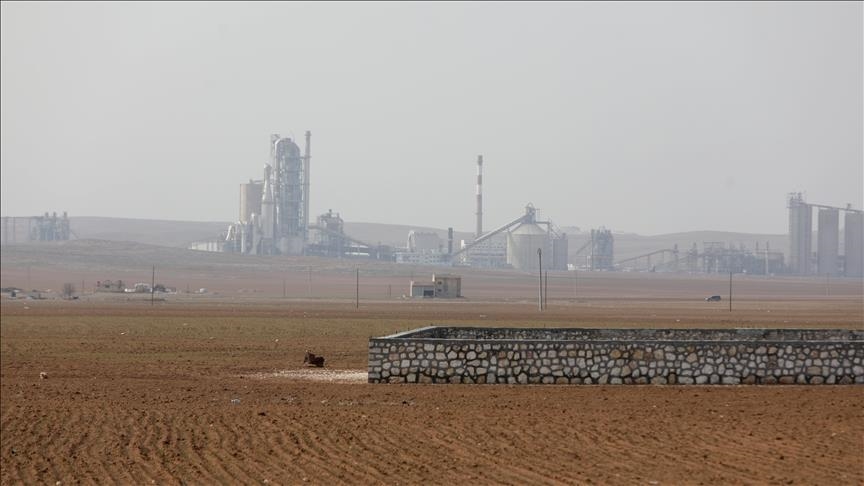 À deux pas du corridor humanitaire, ce que révèlent les images actuelles de l’usine Lafarge