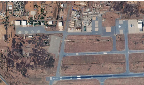 Au milieu des détonations nocturnes, les phénomènes lumineux observés par les témoins au-dessus de l’aéroport