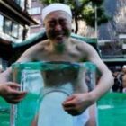 Des fidèles bravent les eaux glacées pour un rite de purification