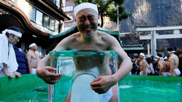 Des fidèles bravent les eaux glacées pour un rite de purification