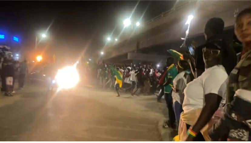 Ambiance électrique dans les rues de Dakar après la victoire des Lions