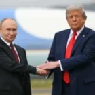 La photo de Donald Trump et Vladimir Poutine, un symbole diplomatique qui fait polémique