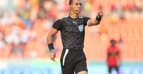 l’arbitre Dahane Beida au sifflet