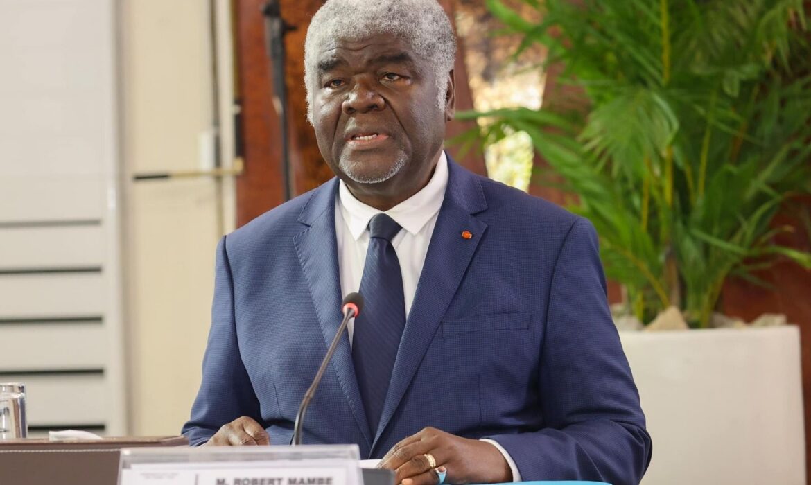 Le Premier ministre Robert Beugré Mambé présente sa démission