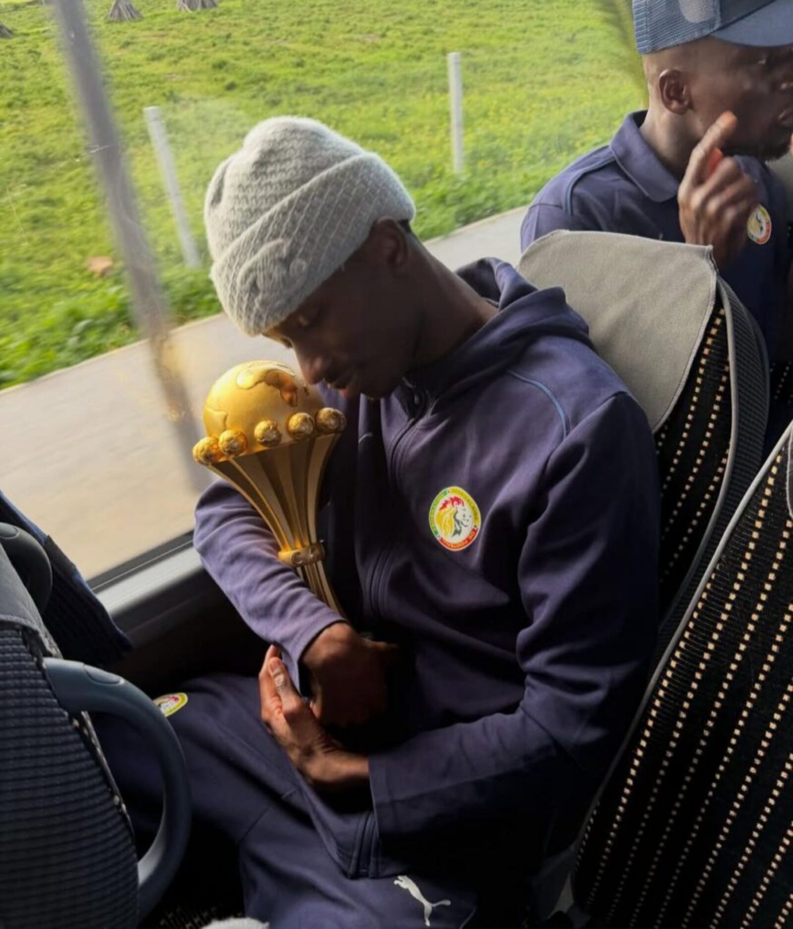 Une belle image de Pape Matar Sarr, la coupe dans les bras