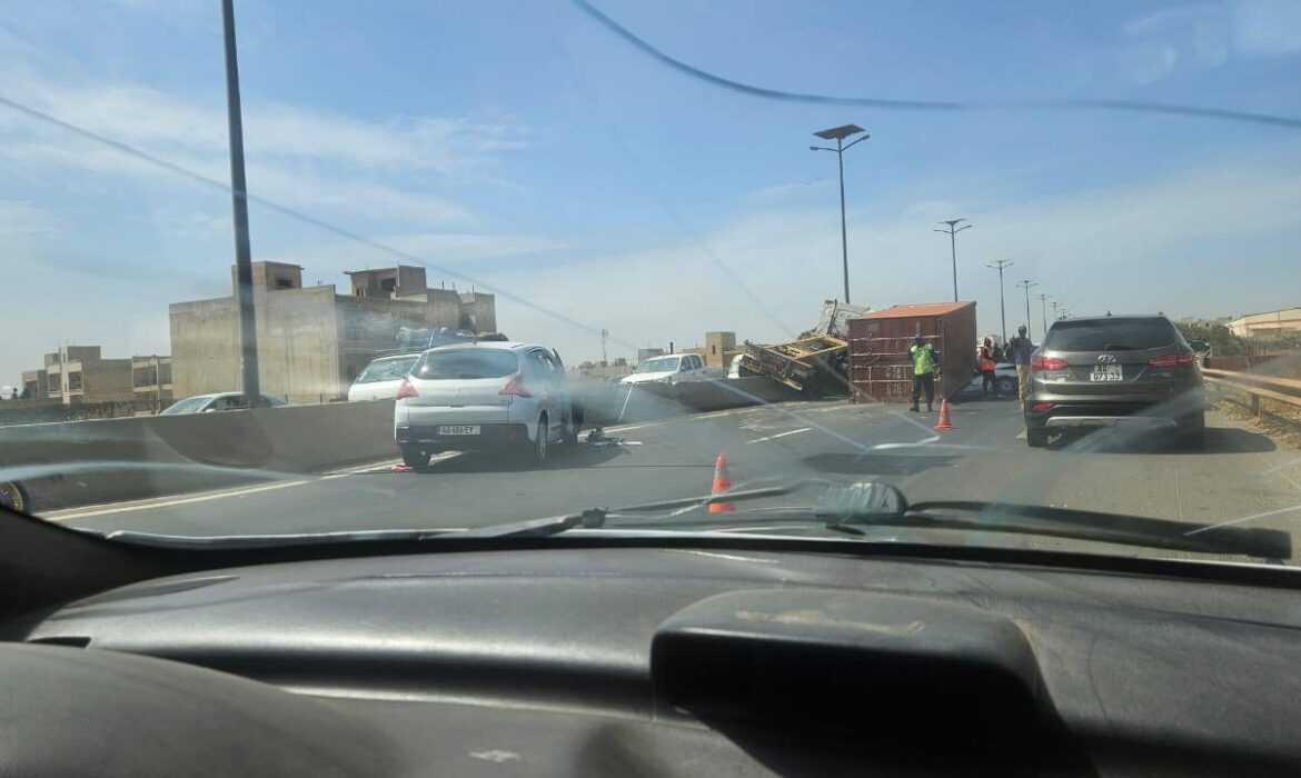 Un container tombe sur un véhicule avant le péage