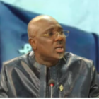 retard, tensions et altercations entre militants et journalistes