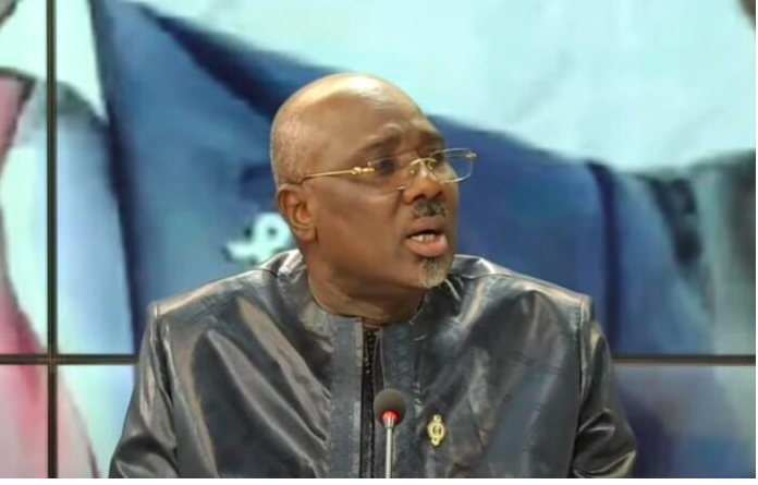 retard, tensions et altercations entre militants et journalistes