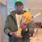 le Dr Ousmane Cissé brandit le trophée de la fierté nationale