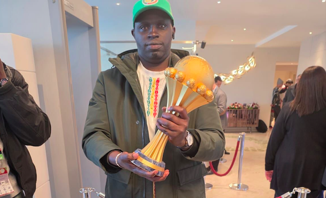 le Dr Ousmane Cissé brandit le trophée de la fierté nationale