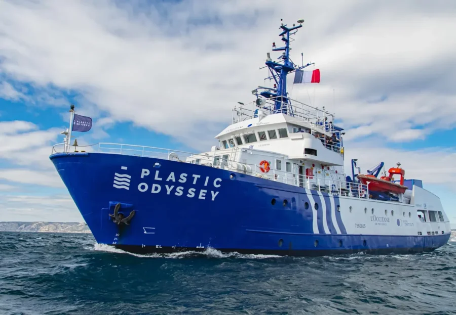 Revoilà le navire qui propose des solutions concrètes à la pollution plastique