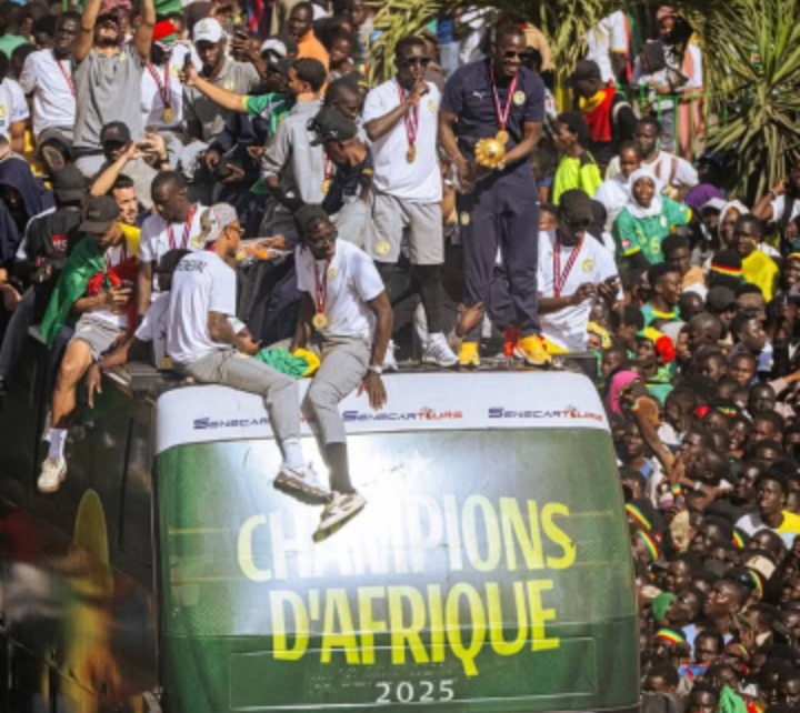 un architecte sort son plan, avec une stèle devant…