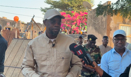 Sonko tape du poing sur la table contre les défaillances…