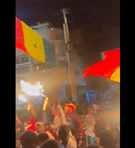 Ambiance électrique et décorations aux couleurs du Sénégal dans plusieurs quartiers