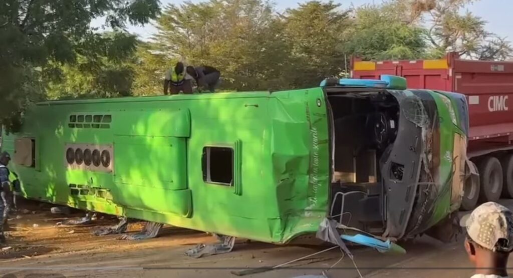 Kelle (Louga-Guéoul) : un bus dérape, la vidéo choc de l’accident