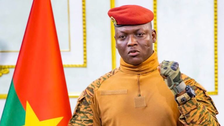 Le Capitaine Ibrahim Traoré dissout tous les partis politiques et s&rsquo;en explique