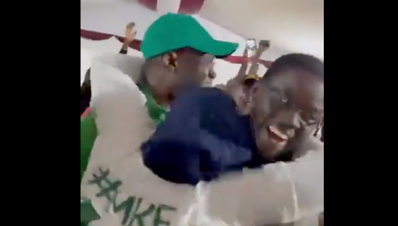 le moment inédit où Diomaye et Sonko s’enlacent lors du sacre des Lions (vidéo)