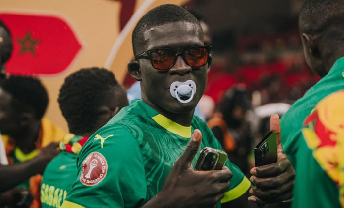 Toute la vérité sur le choix d’El Hadj Malick Diouf de célébrer le sacre avec une tétine à la bouche