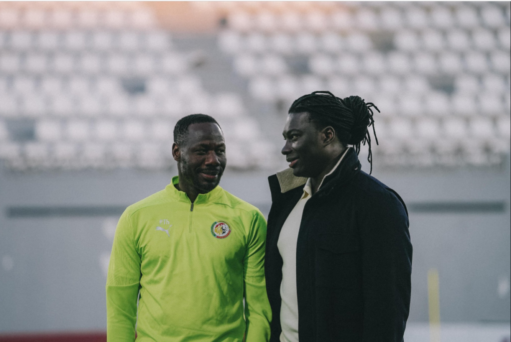 Bafetimbi Gomis rend visite aux Lions du Sénégal et leur apporte son soutien (Photos)