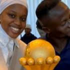 Sadio Mané présente le trophée à son épouse Aïcha Tamba et à leur fille (vidéo)