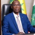 la convention d’établissement, signée entre Hassan II et Léopold Sédar Senghor et ratifiée à Rabat en 1965. En avril dernier, les 60 ans de cette convention ont été solennellement célébrés sous le haut patronage du président Bassirou Diomaye Faye et du roi Mohammed VI, confirmant son rôle central dans la relation bilatérale. »  « Pour Bakary Sambe, directeur régional du Timbuktu Institute et auteur de l’ouvrage de référence « Le Maroc africain, trajectoire d’une ambition continentale », cette convention « donne aux Sénégalais et aux Marocains des droits quasi similaires à ceux des nationaux », y compris l’accès à certains postes dans la fonction publique. Elle a permis, par exemple, qu’un Marocain soit nommé ambassadeur du Sénégal à la FAO, ou que le Maroc soutienne l’élection de Jacques Diouf à la tête de cette organisation internationale. « C’est la base de tout », insiste Sambe, soulignant qu’elle structure la vie sociale, professionnelle et familiale des deux communautés, qui jouissent d’un statut privilégié et d’une mobilité facilitée. Toujours en vigueur soixante ans après, elle incarne cette « alchimie » particulière que Sambe décrit dans son livre, et que le roi Mohammed VI saluait dans une lettre adressée à l’auteur, évoquant « l’enracinement du royaume en Afrique et la profondeur des liens humains, spirituels et culturels » qui unissent indéfectiblement le Maroc et le Sénégal.