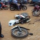 Un motard de 27 ans perd tragiquement la vie après une violente collision avec un taxi