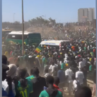 Une marée humaine accueille les Lions champions d’Afrique qui défilent vers le Palais de la République