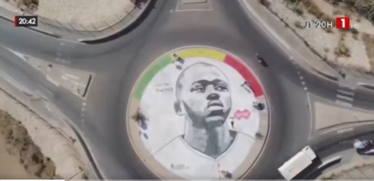 Assane Mbaye, l’artiste peintre qui immortalise Mané, Koulibaly et les Lions dans les ronds-points (Vidéo)