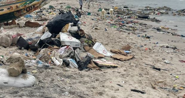 « Un plombier déshabille un enfant et le force à se courber pour… »