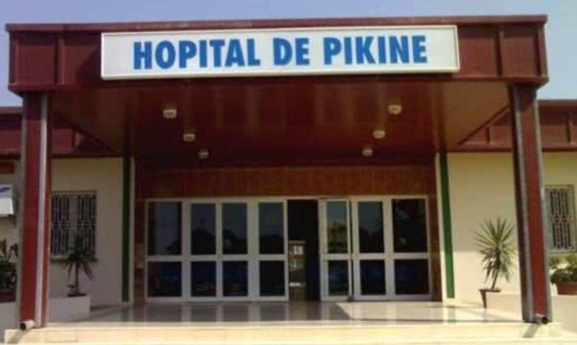 Elle accouche dans les toilettes avant de…