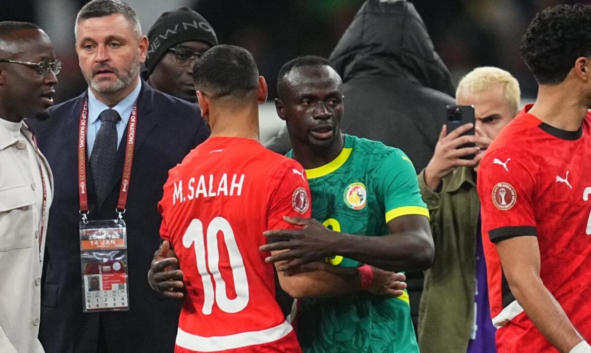 Quand le coach adjoint de l’Égypte tente d’empêcher Sadio Mané de saluer Salah