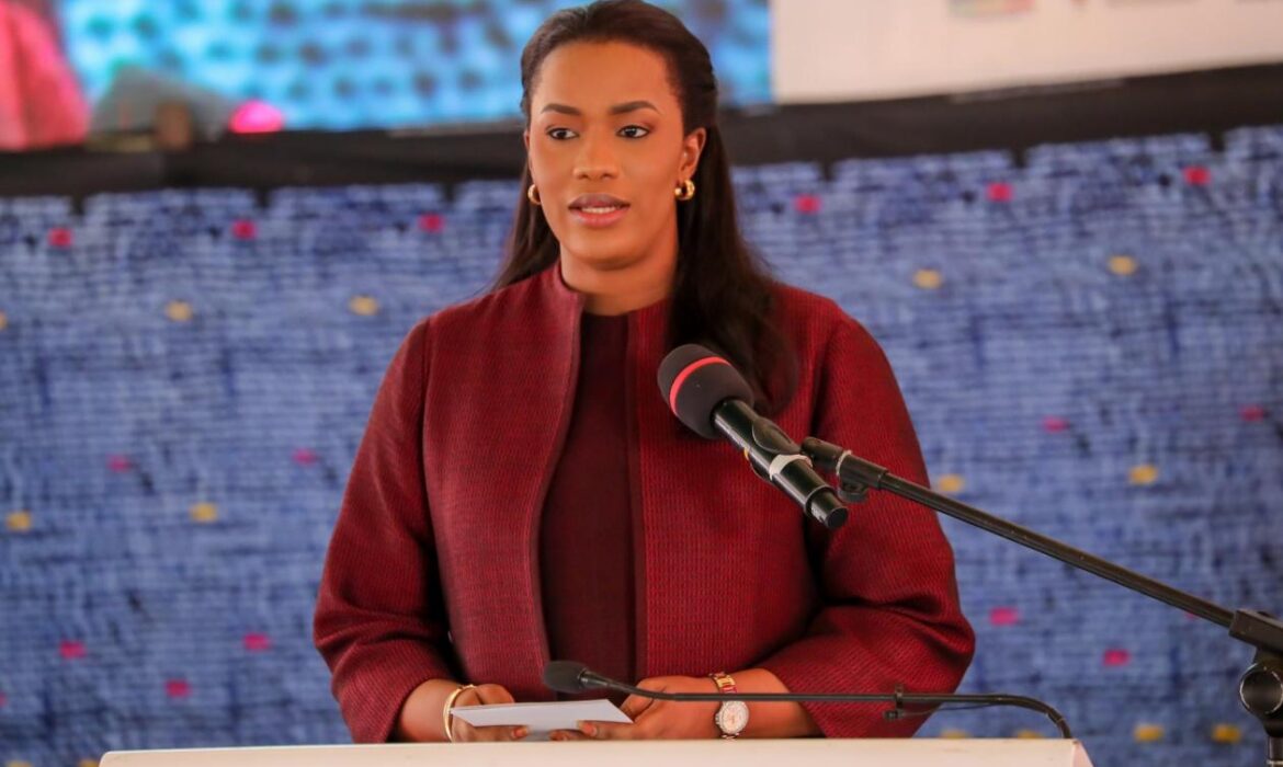 la première dame Absa Faye chargée de com