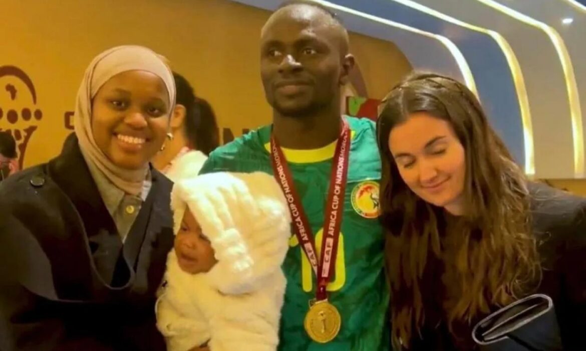 Sadio Mané célèbre avec sa femme et son enfant (images)