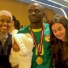 Sadio Mané célèbre avec sa femme et son enfant (images)