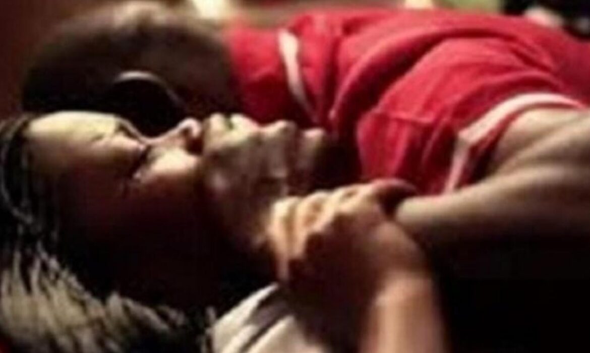 Un homme et sa copine surpris en pleins ébats dans un véhicule