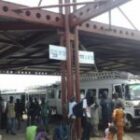 Déguerpissement à Pikine : Un coiffeur monte sur un mur et menace de se suicider pour sauver son salon