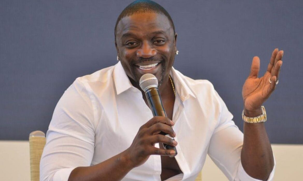Akon dément toute distribution d’argent via les réseaux sociaux