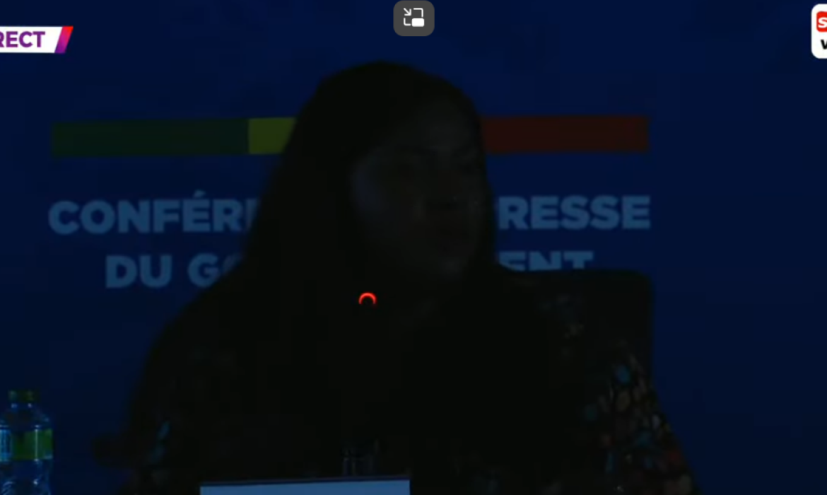 Une scène inédite à la conférence de presse du gouvernement