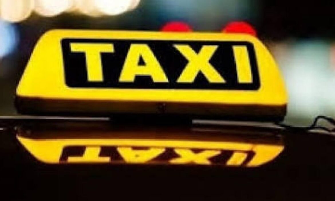 Un chauffeur de « taxi-clando » tente de corrompre un policier avec 1 000 F CFA avant de le violenter avec son complice