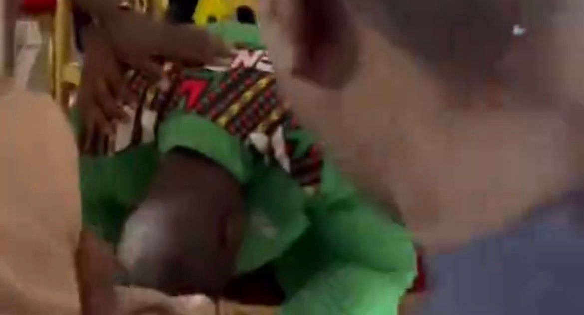 Trop émotif, Ousmane Sonko frôle l&rsquo;évanouissement en célébrant la victoire du Sénégal (vidéo)