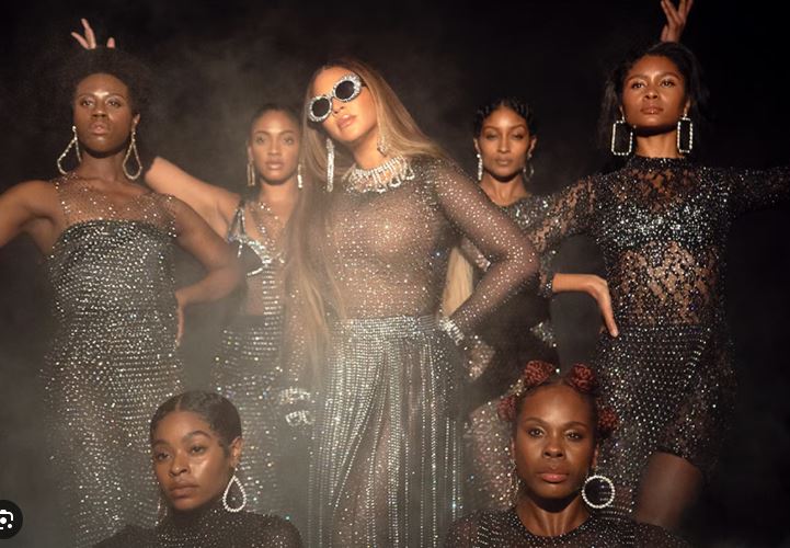 seuls quatre autres artistes ont passé ce cap avant elle