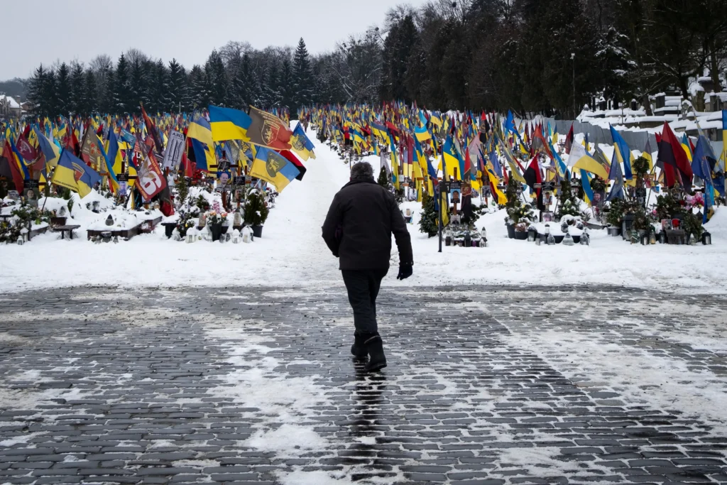 Face à l’extension forcée des cimetières de Lviv, le bilan total des victimes estimé par Washington qui atteint un niveau inédit depuis la Seconde Guerre mondiale