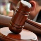 L’accusation de complicité de génocide retenue par des juges parisiens motive l’émission de mandats contre deux militantes bloquant l’aide vers Gaza