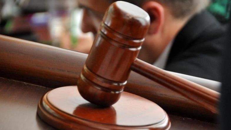 L’accusation de complicité de génocide retenue par des juges parisiens motive l’émission de mandats contre deux militantes bloquant l’aide vers Gaza