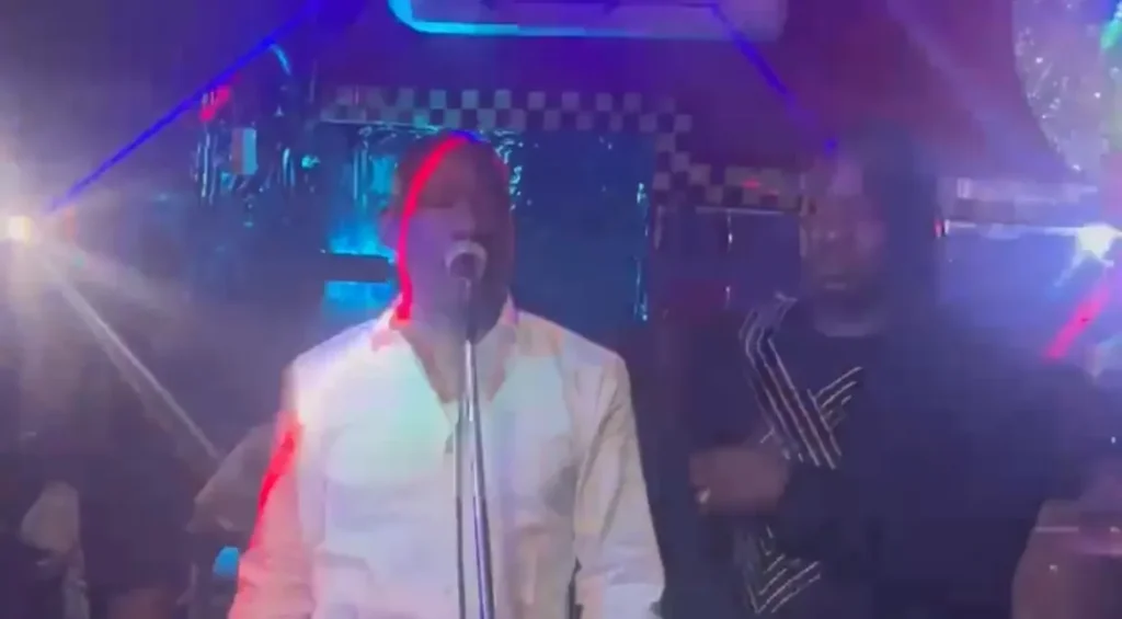 Pour les habitués du Dakar By Night, l’ambiance électrique de ce dimanche à La Rose acte une nouvelle hiérarchie