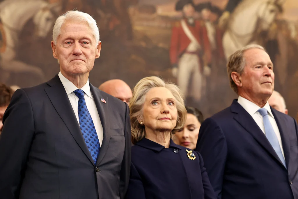 Une menace de sanctions pénales pousse les Clinton à revenir sur une décision qu’ils jugeaient non négociable dans l’affaire Epstein
